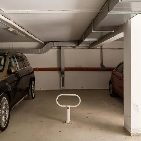 Kabakum 1br Retreat With Parking, Steps To By Flat Mаnаger Apartment